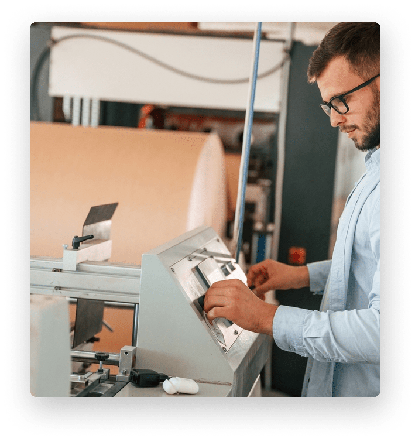 Impresor ajustando máquina de imprimir etiquetas adhesivas